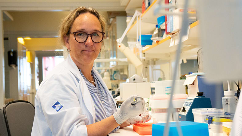 Malin Sund, läkare, professor och forskare i labbmiljö