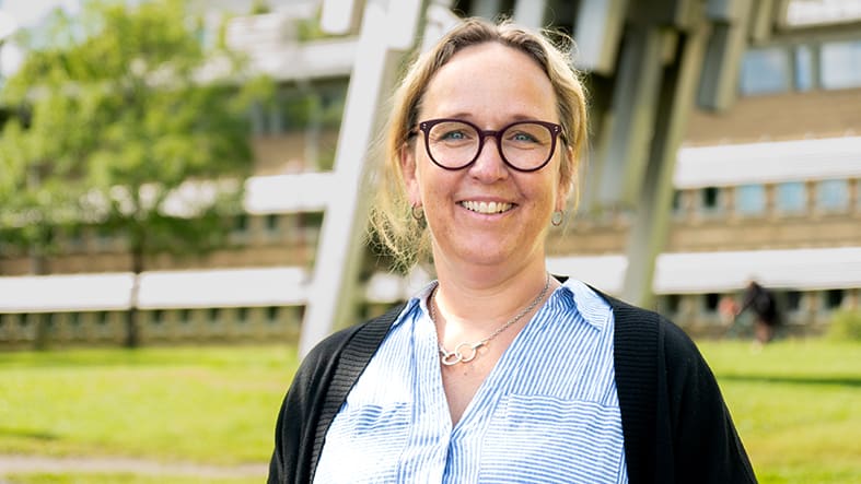 Malin Sund utanför Umeå universitetssjukhus