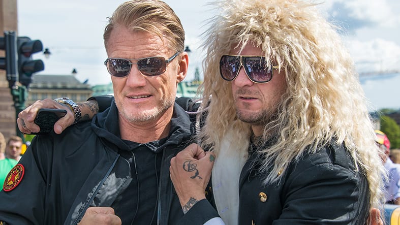 Dolph Lungren med pudelrockande vän under Gumball 3000