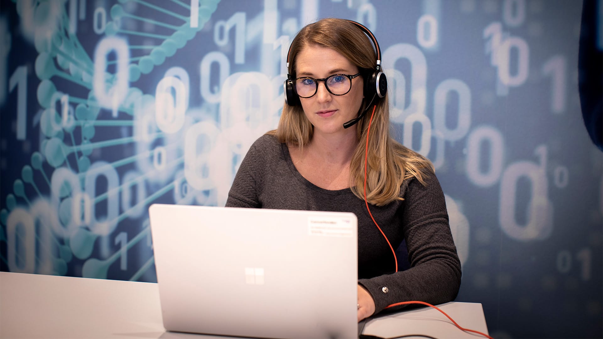 Fanny Pontén sitter vid en dator och tittar in i kameran.