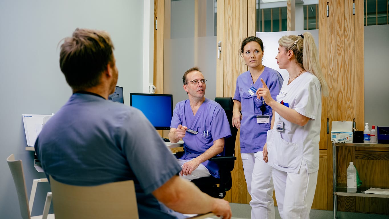 Un gruppo di persone che parlano