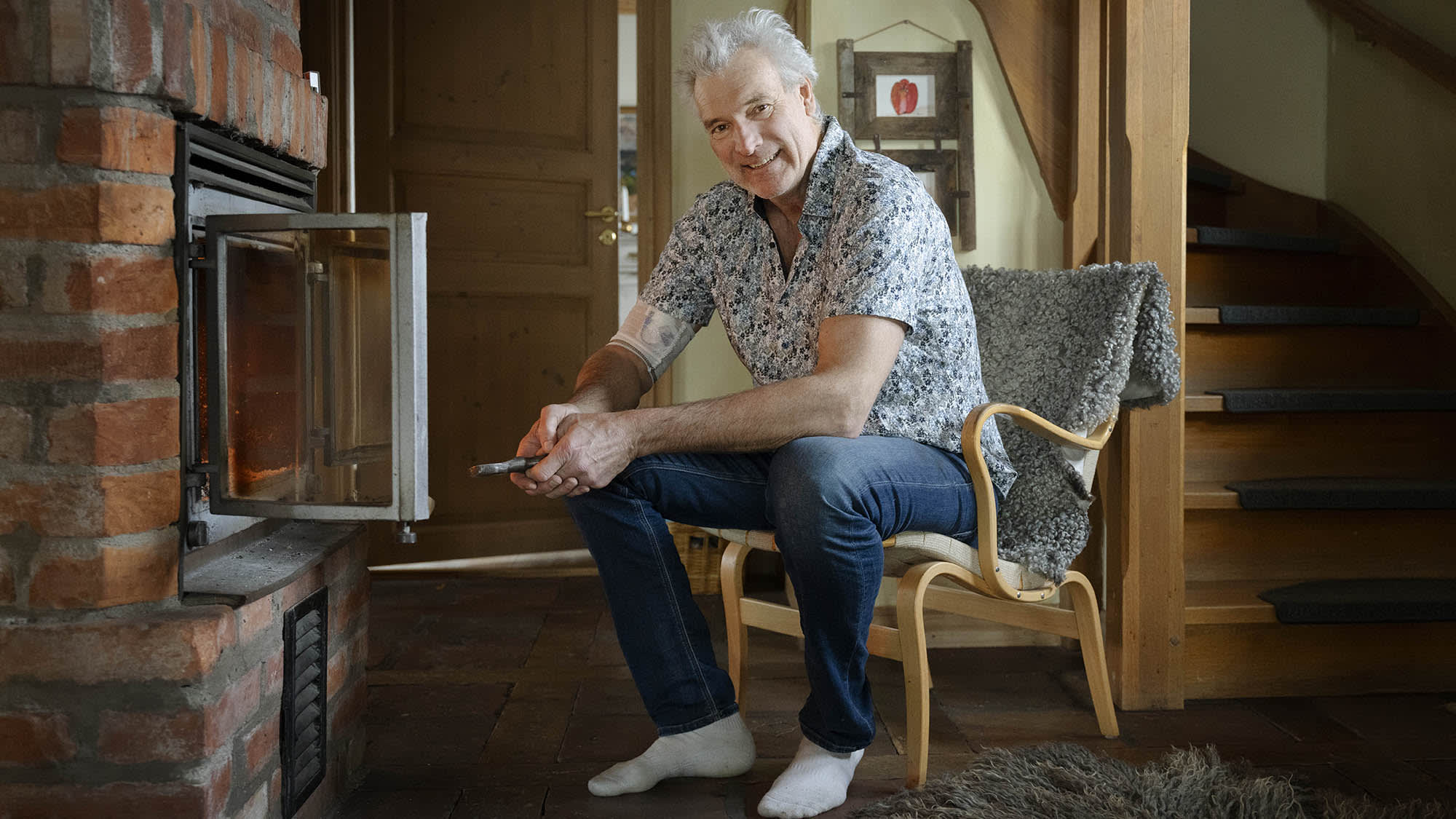 Per Carlén vid den öppna spisen i sitt hus. Foto: Ola Torkelsson.