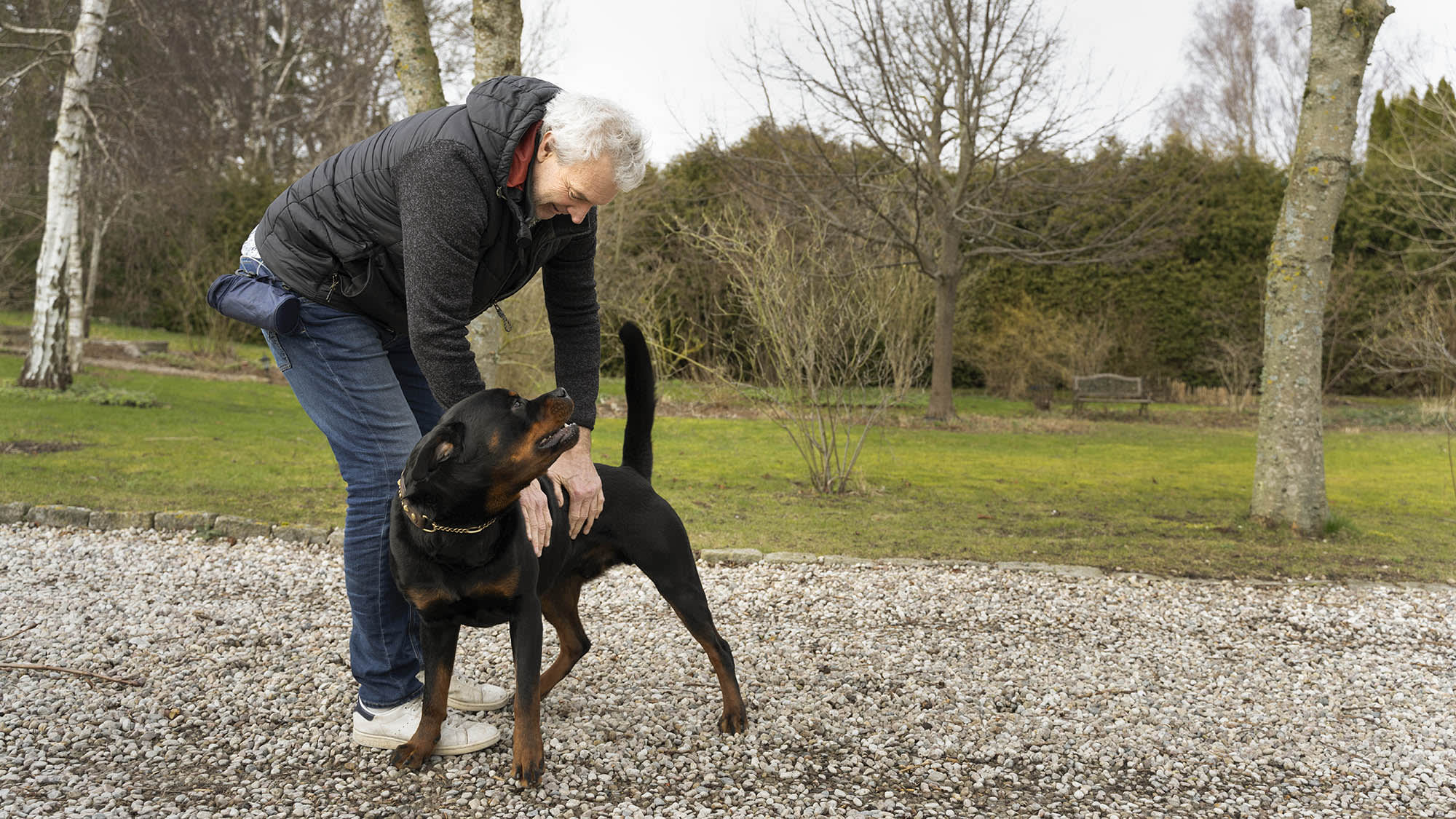 Per Carlén promenader med hunden Chappo. Foto: Ola Torkelsson.