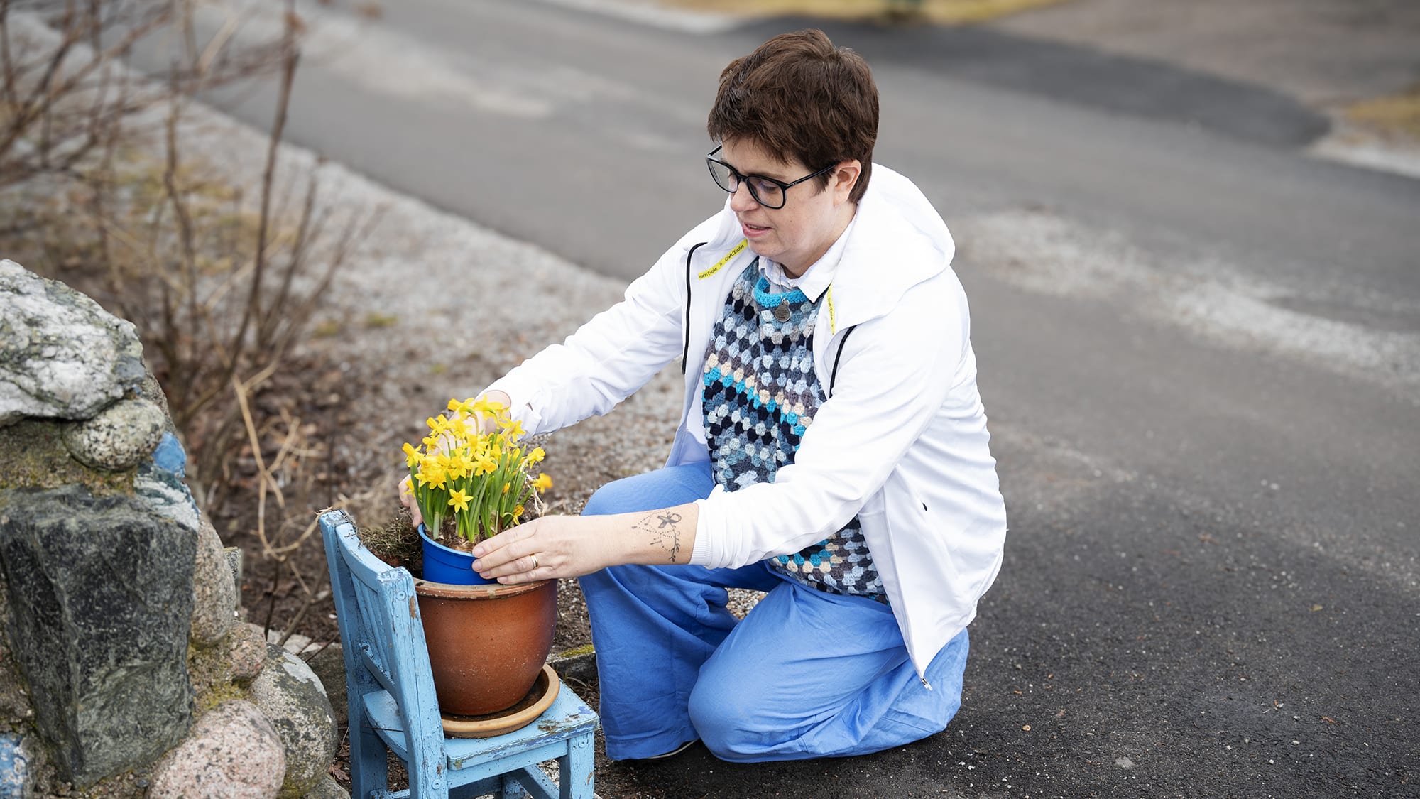 Eva Jonsson tar hand om blommorna utanför sitt hus. Foto: Theresia Köhlin. 