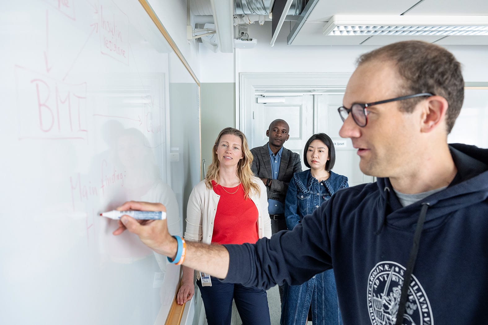 människor skriver på whiteboard