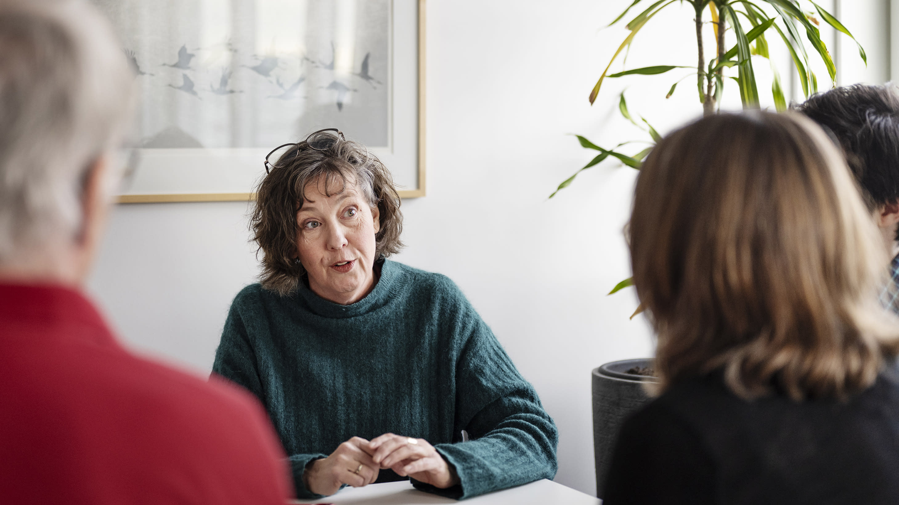 kvinna pratar framför grupp