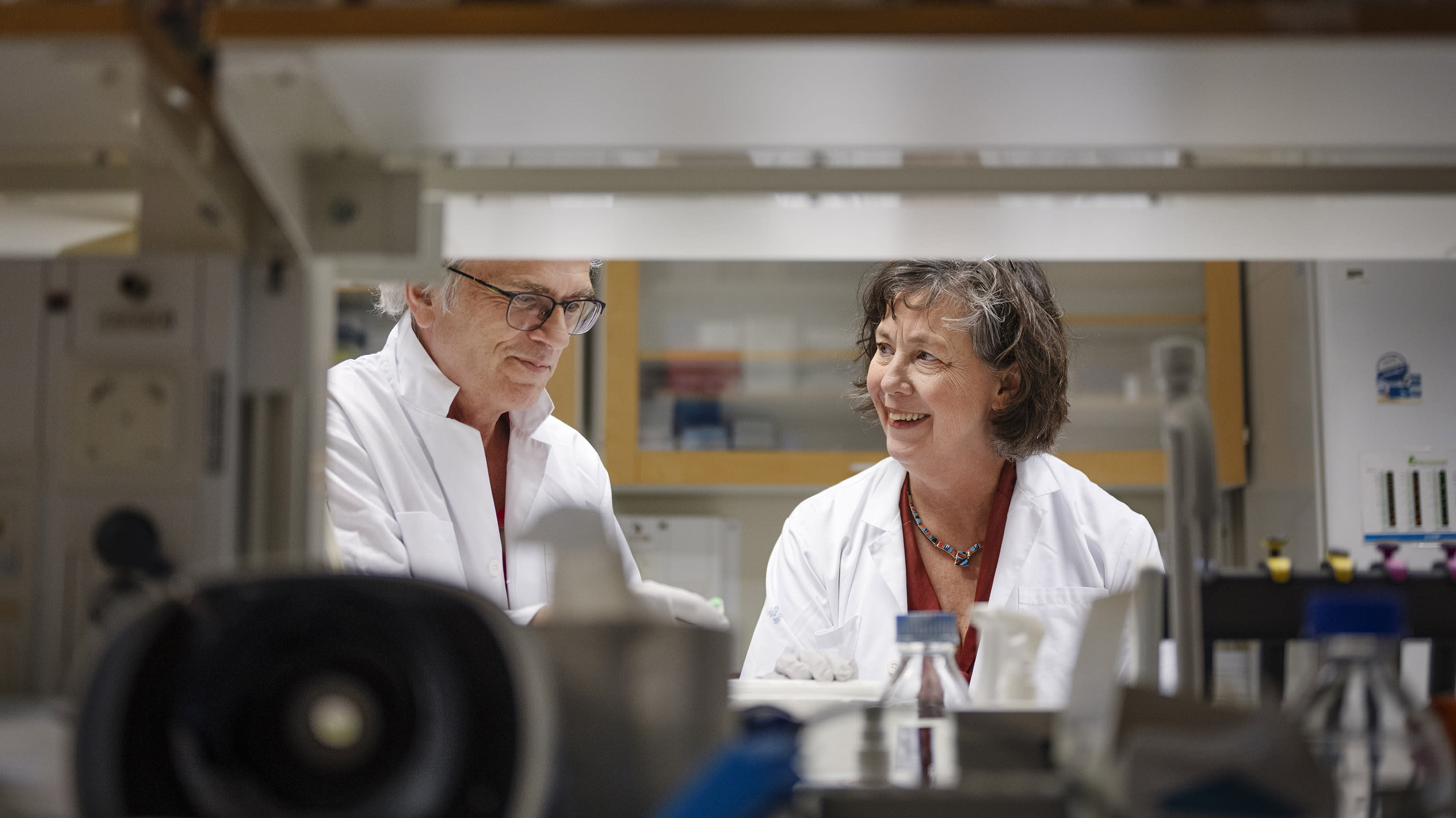 två människor i ett laboratorium