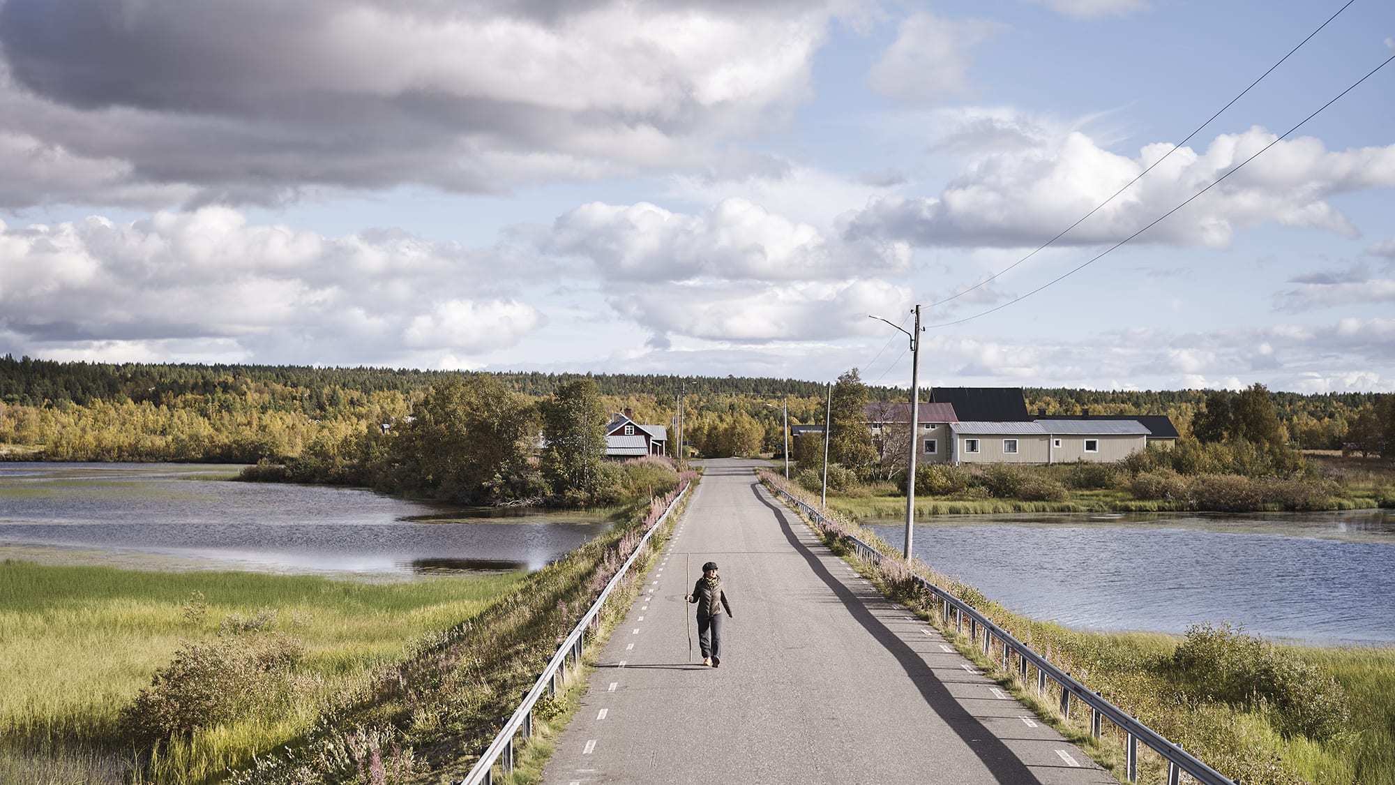 Elisbeth Heilmann Blind går på en väg och håller en stav i handen. Foto: Hans-Olof Utsi.