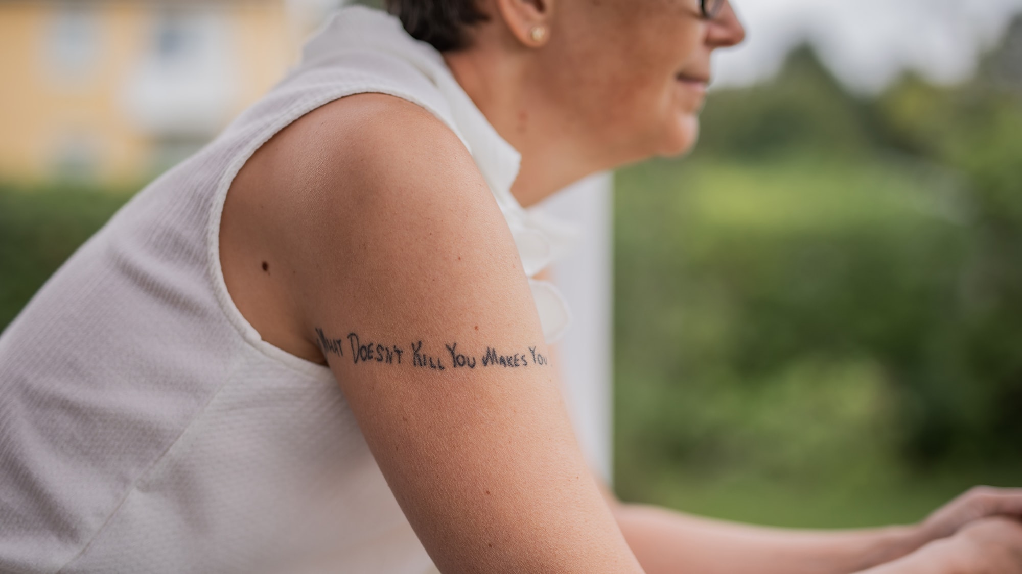 Närbild på Marianns överarm med tatuering. Foto: Julia Berg.