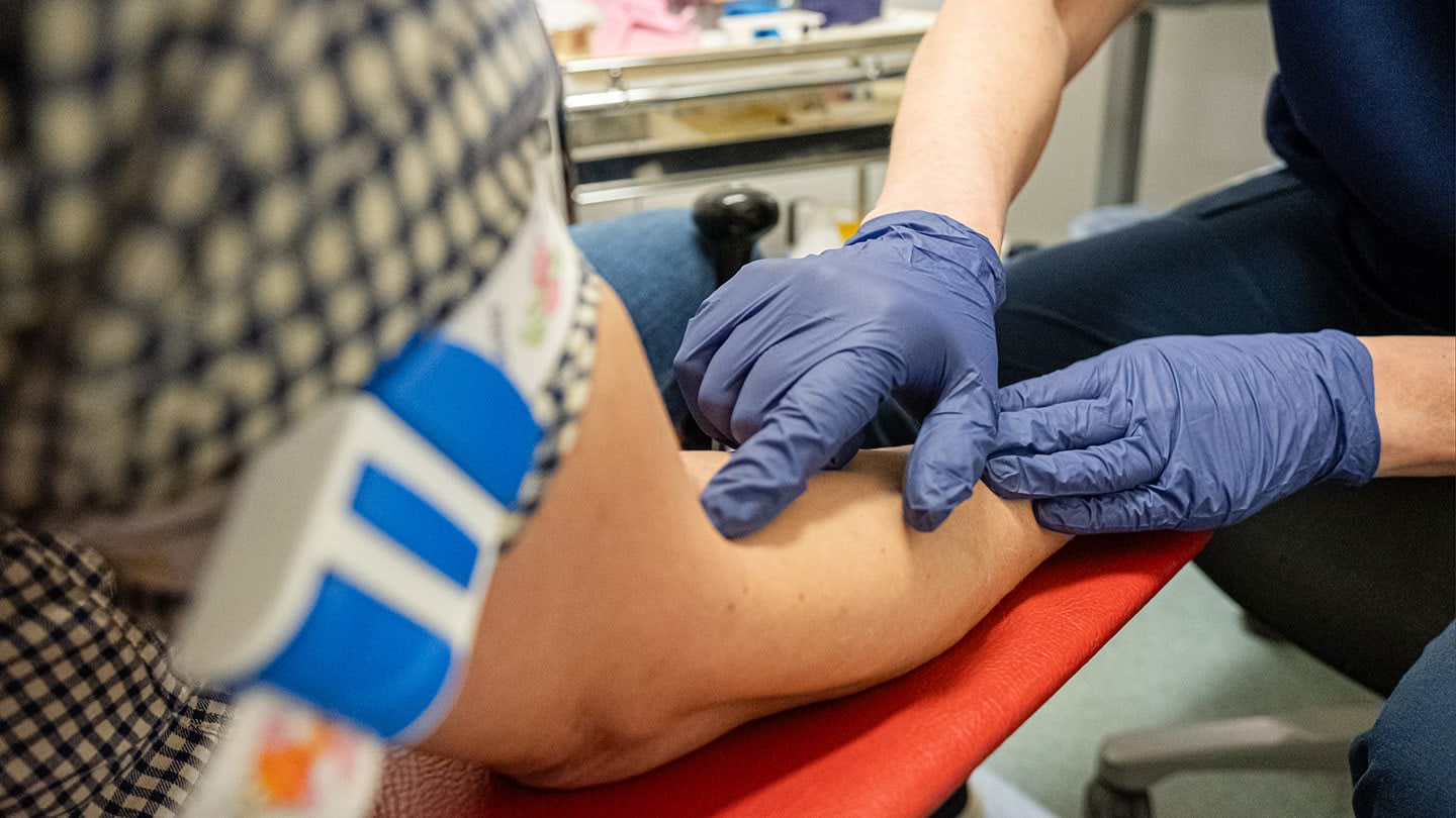Sjuksköterska tar blodprov