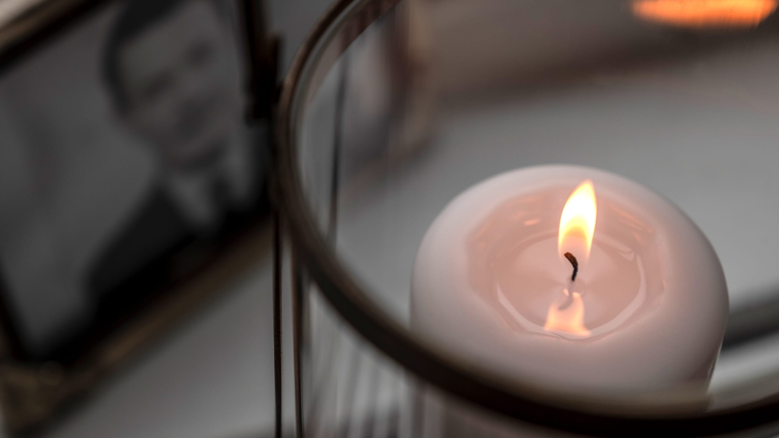 Brinnande stearinljus