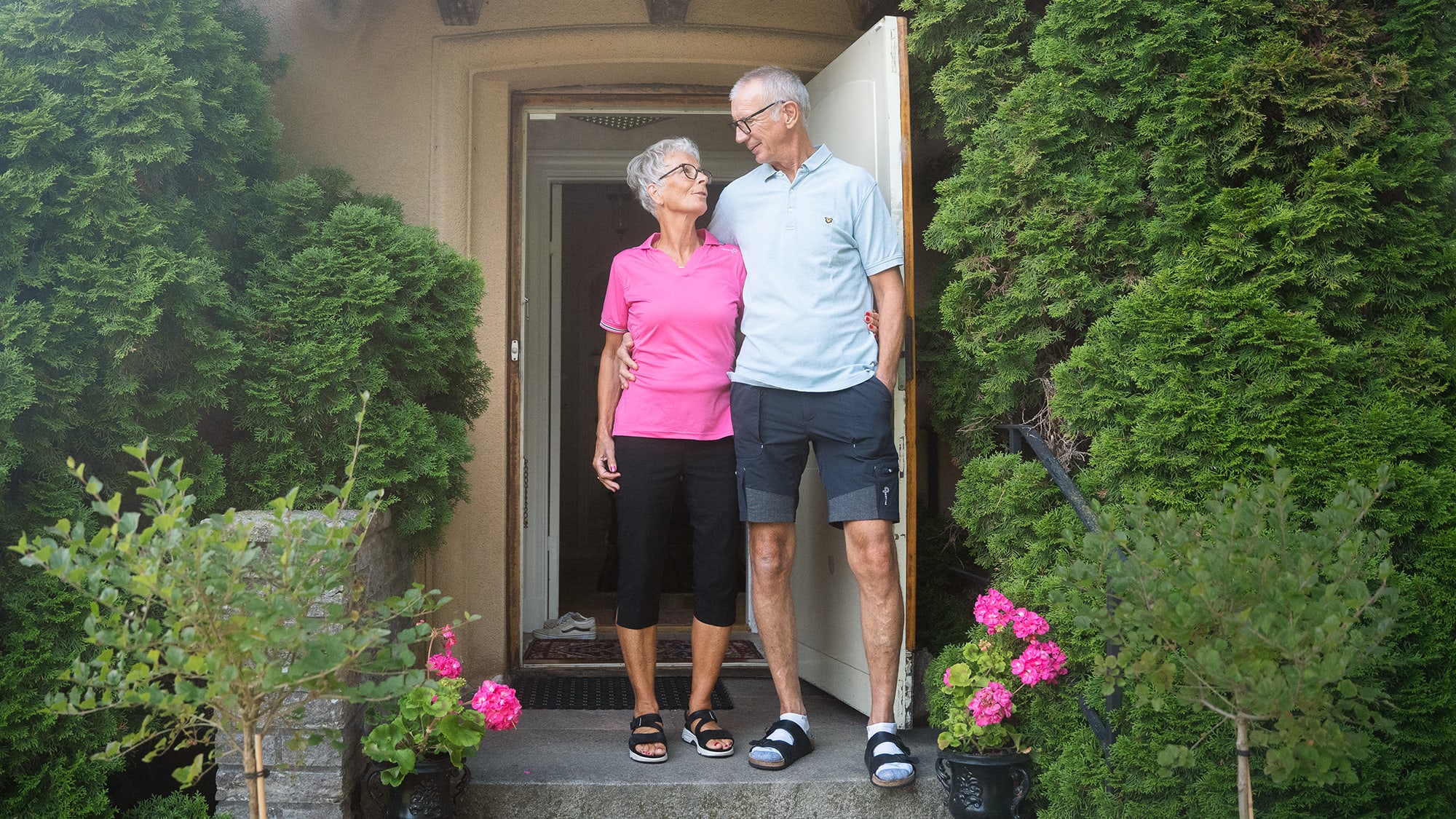Sanna och Sven-Åka utanför deras hus. Foto: Albin Håkansson.