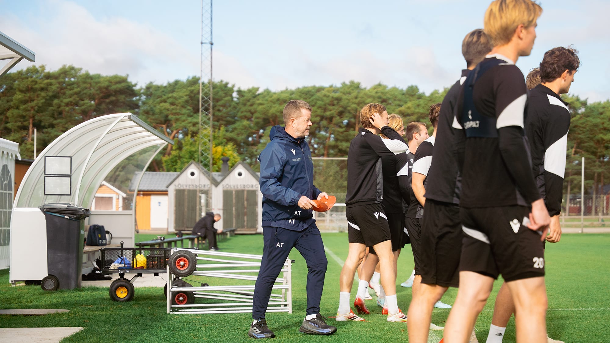 Anders Torstensson tillsammans med spelare i Mjällby AIF. Foto: Christoffer Brandt