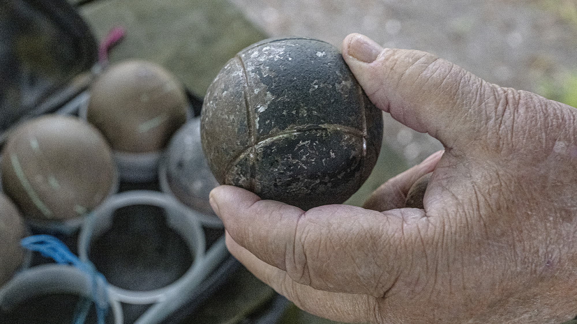 Närbild på Olas hand när han håller i ett boluleklot. Foto: Fredrik Schlyter.