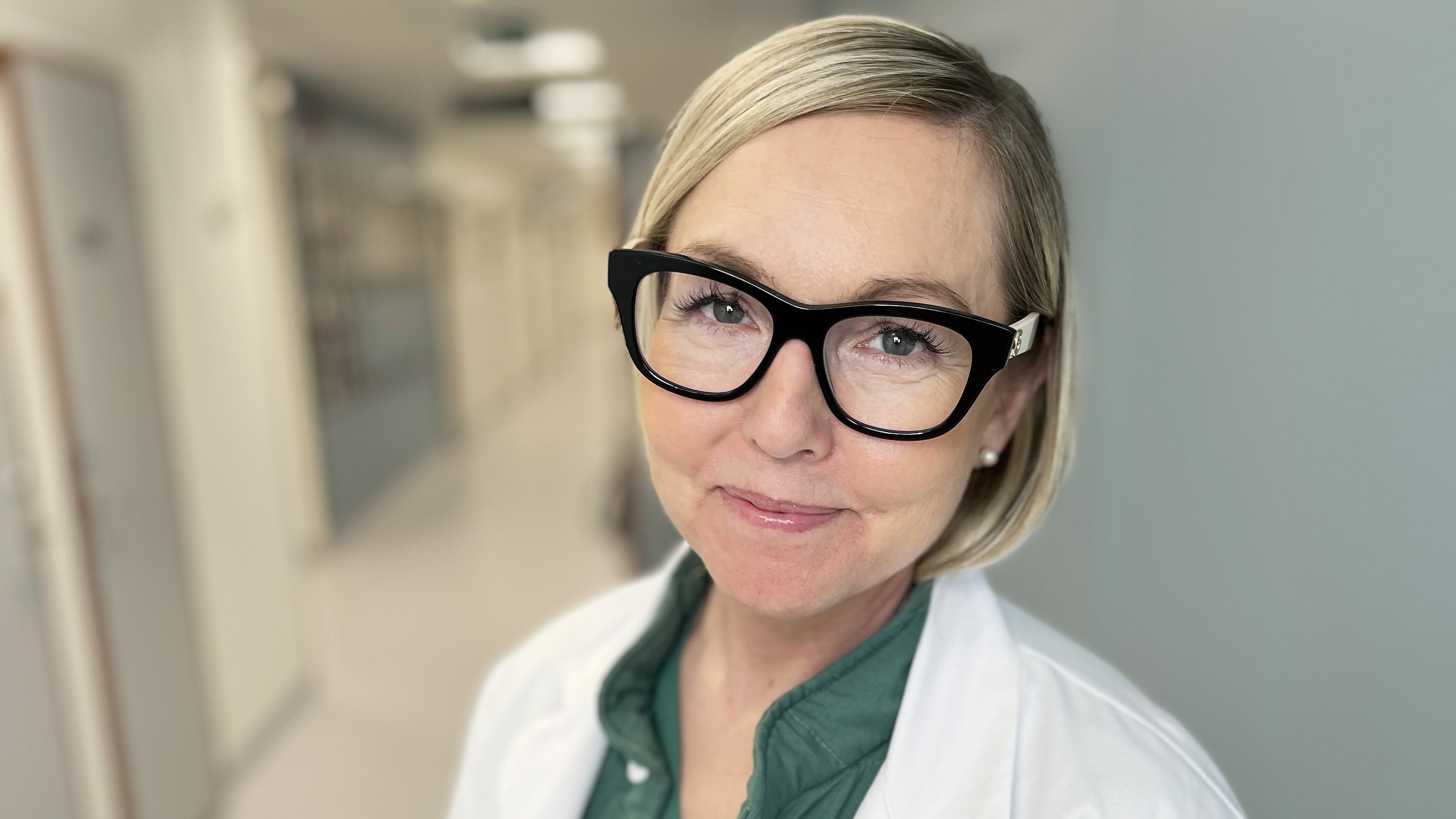 närbild på kvinna i sjukhusklädsel