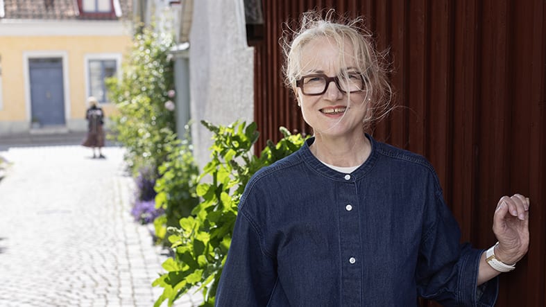 Cancerfondens generalsekreterare Ulrika Årehed Kågström står utomhus i gränd i Visby