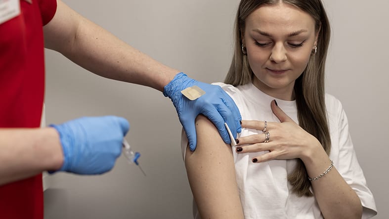 Ung kvinna vaccineras mot livmoderhalscancer