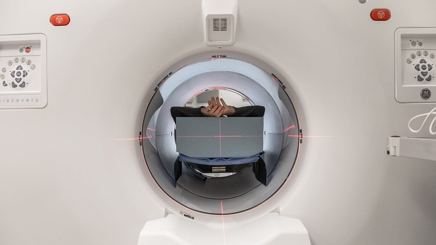 Kvinna gör datortomografi