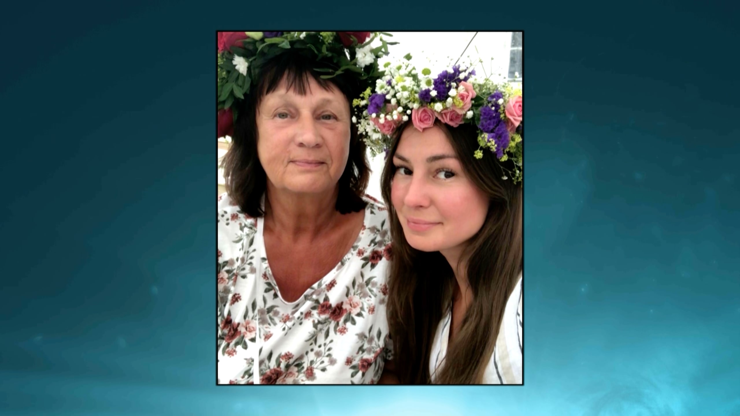 Anna och hennes mamma i midsommarkransar