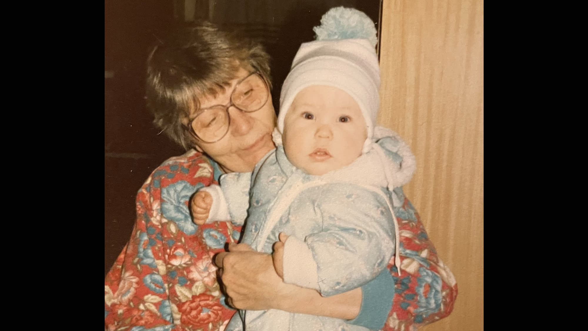 Vanja Rehn med sin mormor. Foto: Privat.