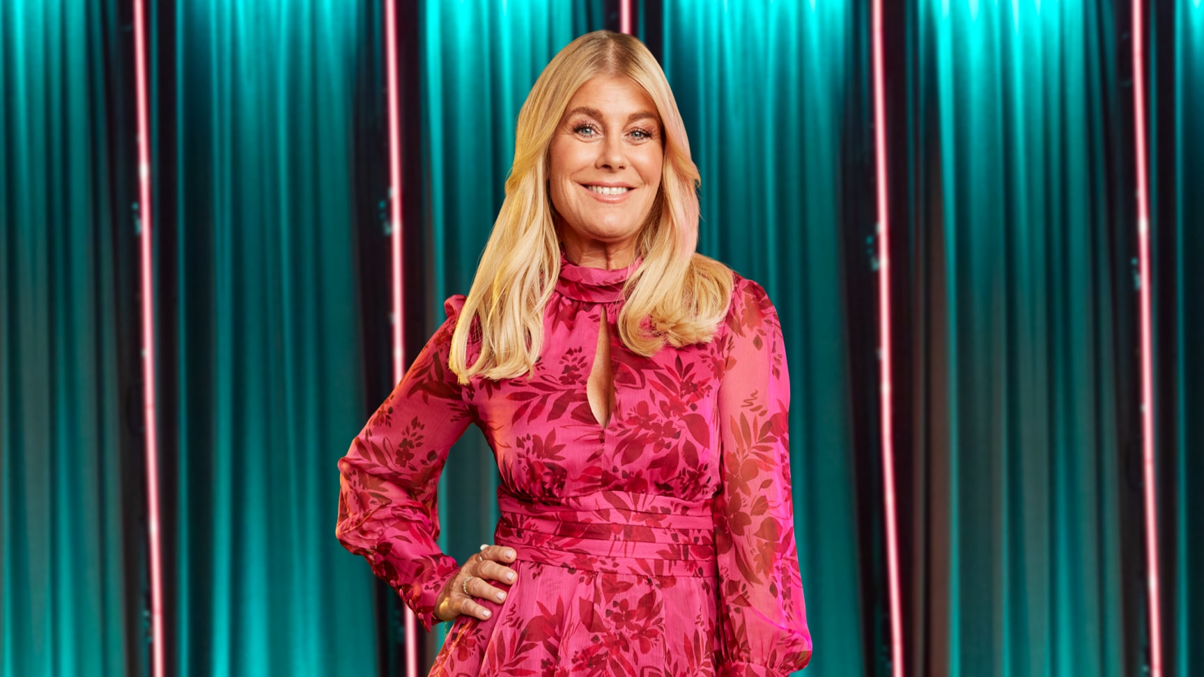 Pernilla Wahlgren klädd i mörkrosa klänning