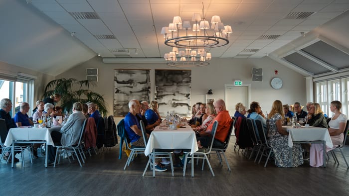 Människor äter middag