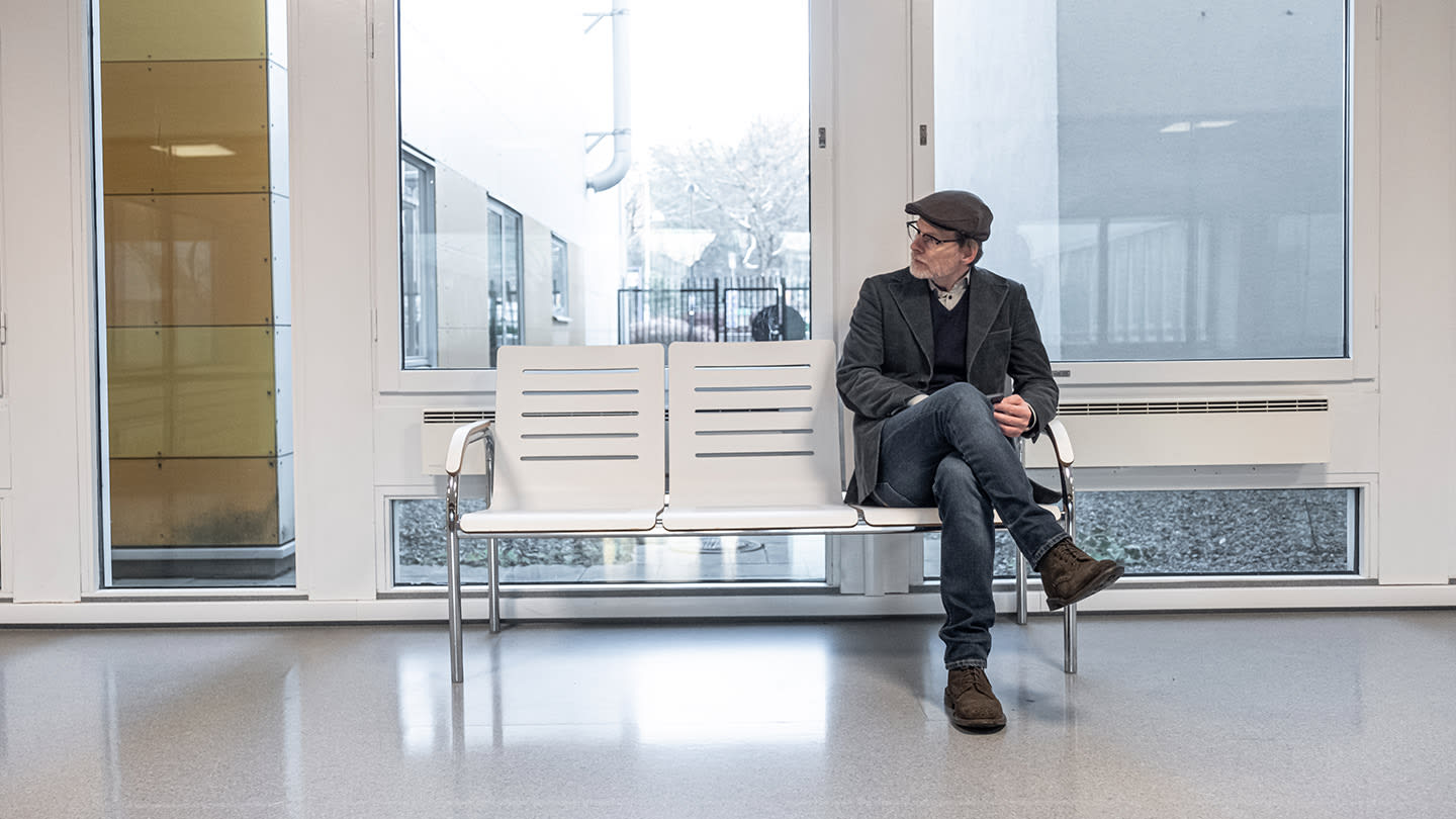 Man sitter i väntrum