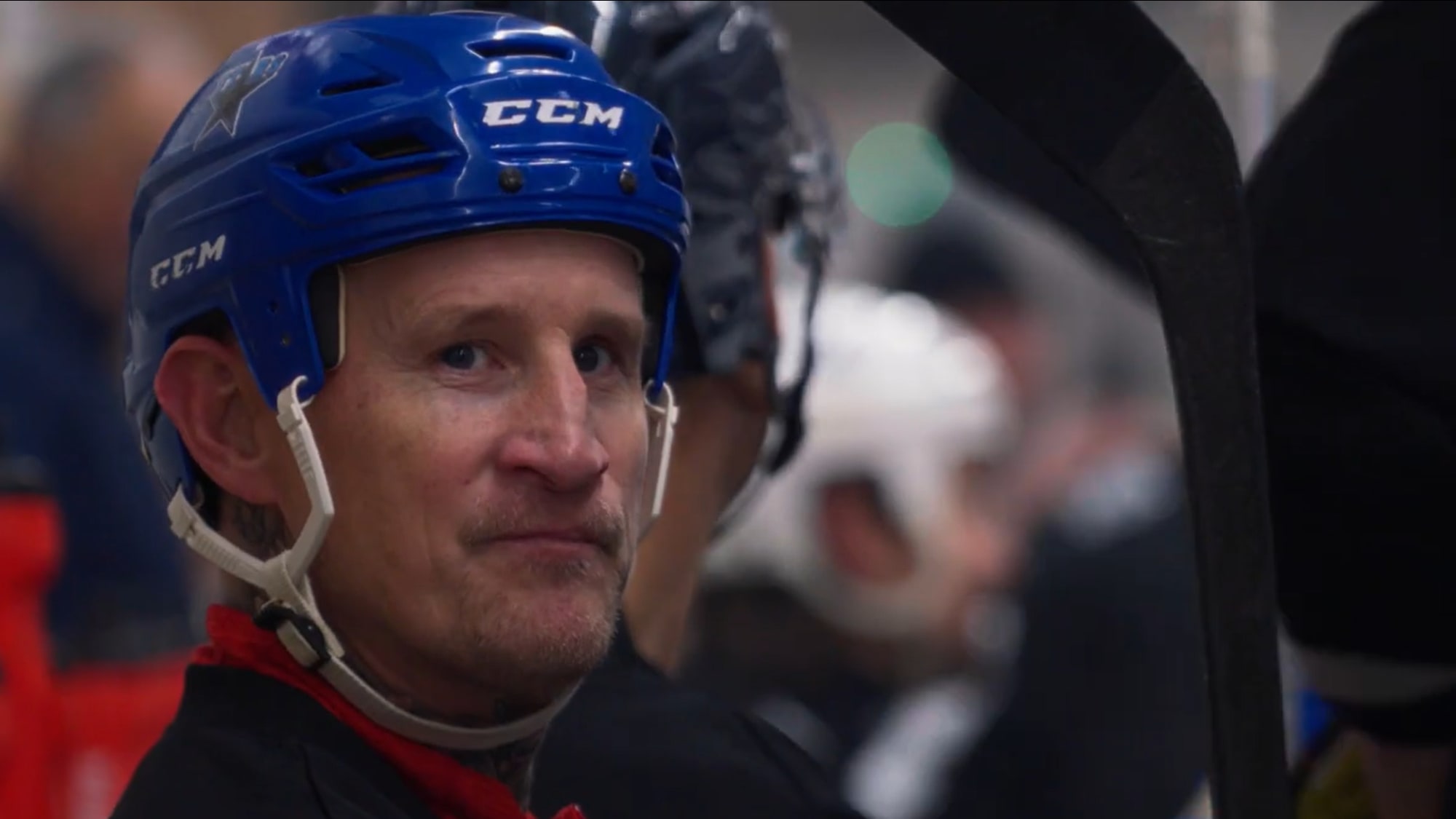 Närbild på spelare (jonathan hedström) i hjälm.