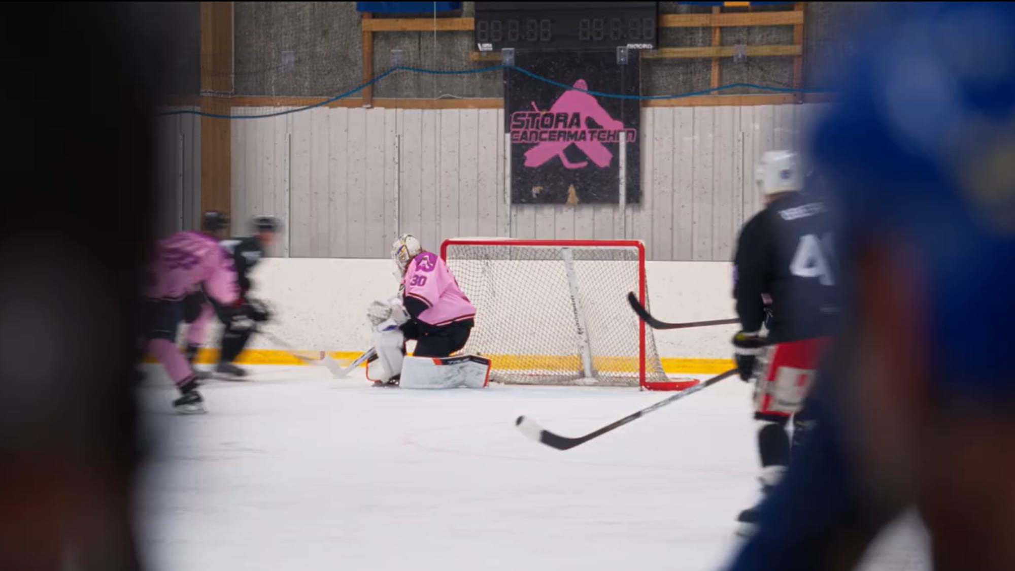 Bild från matchen. Målvakt räddar mål. 