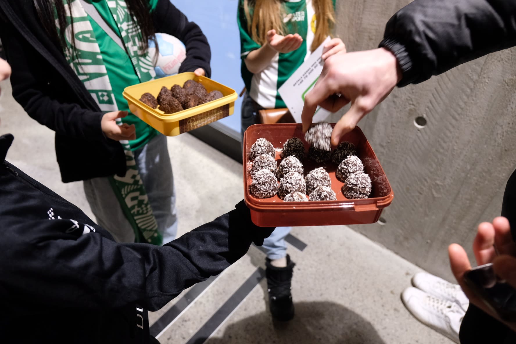 Bild på barns händer som plockar upp chokladbollar från en förpackning