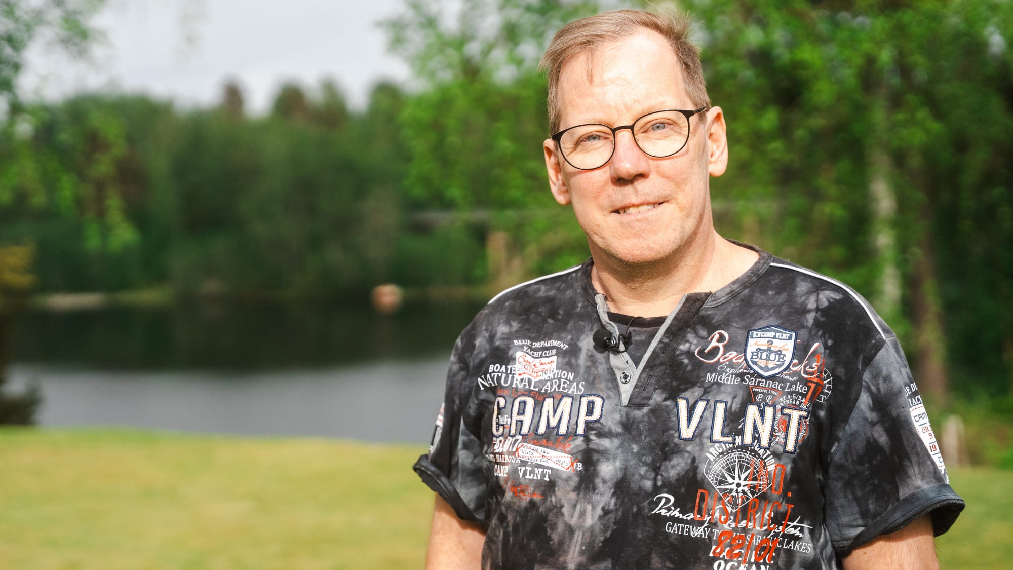 Porträttbild på Ulf Persson ute i sin trädgård. 