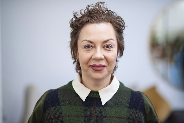 Korthårig kvinna i grön tröja