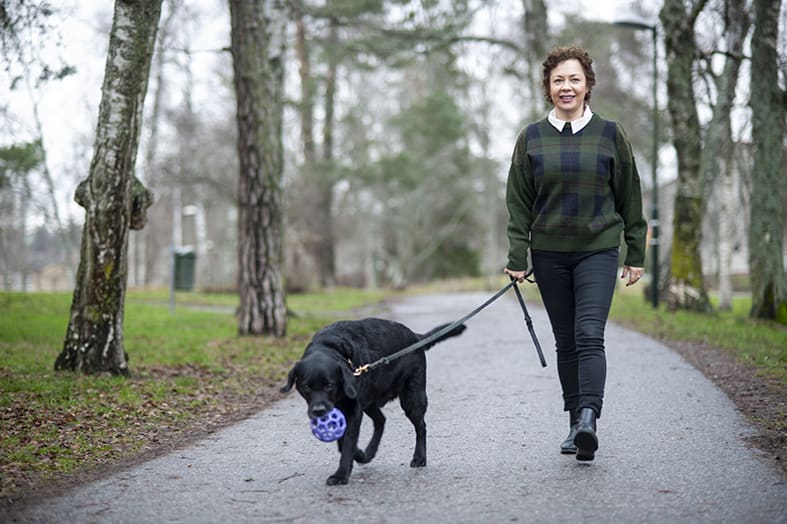 Kvinna och hund tar promenad