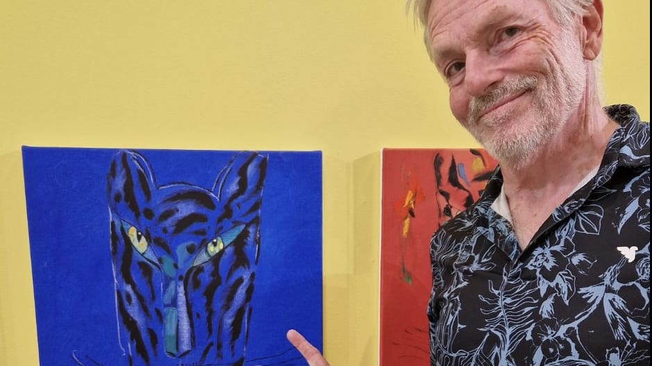 Ole bredvid en tavla med en blå katt. Foto: Privat.