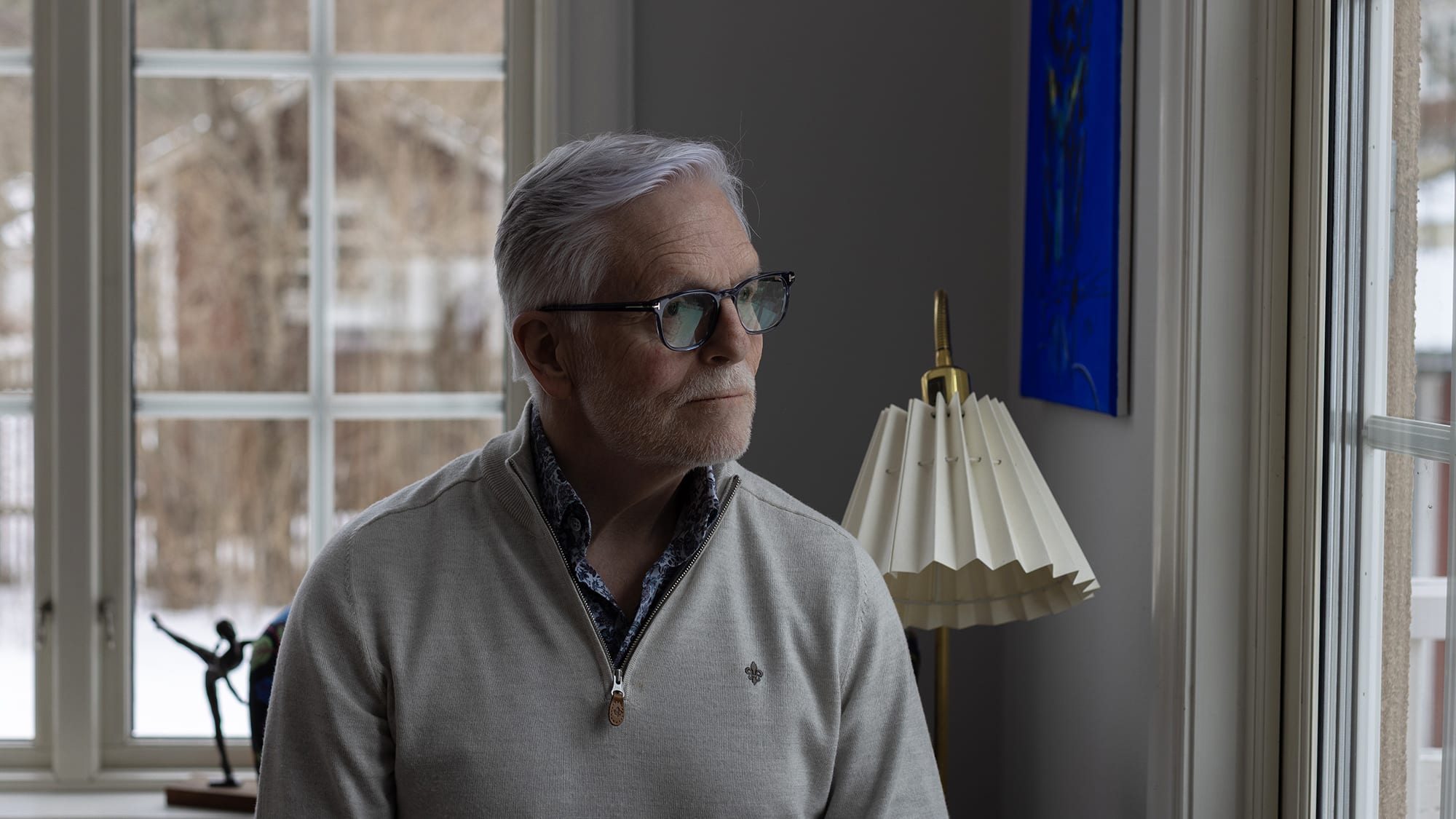 Ole tittar ut genom fönstret. Foto: Sanna Percivall.