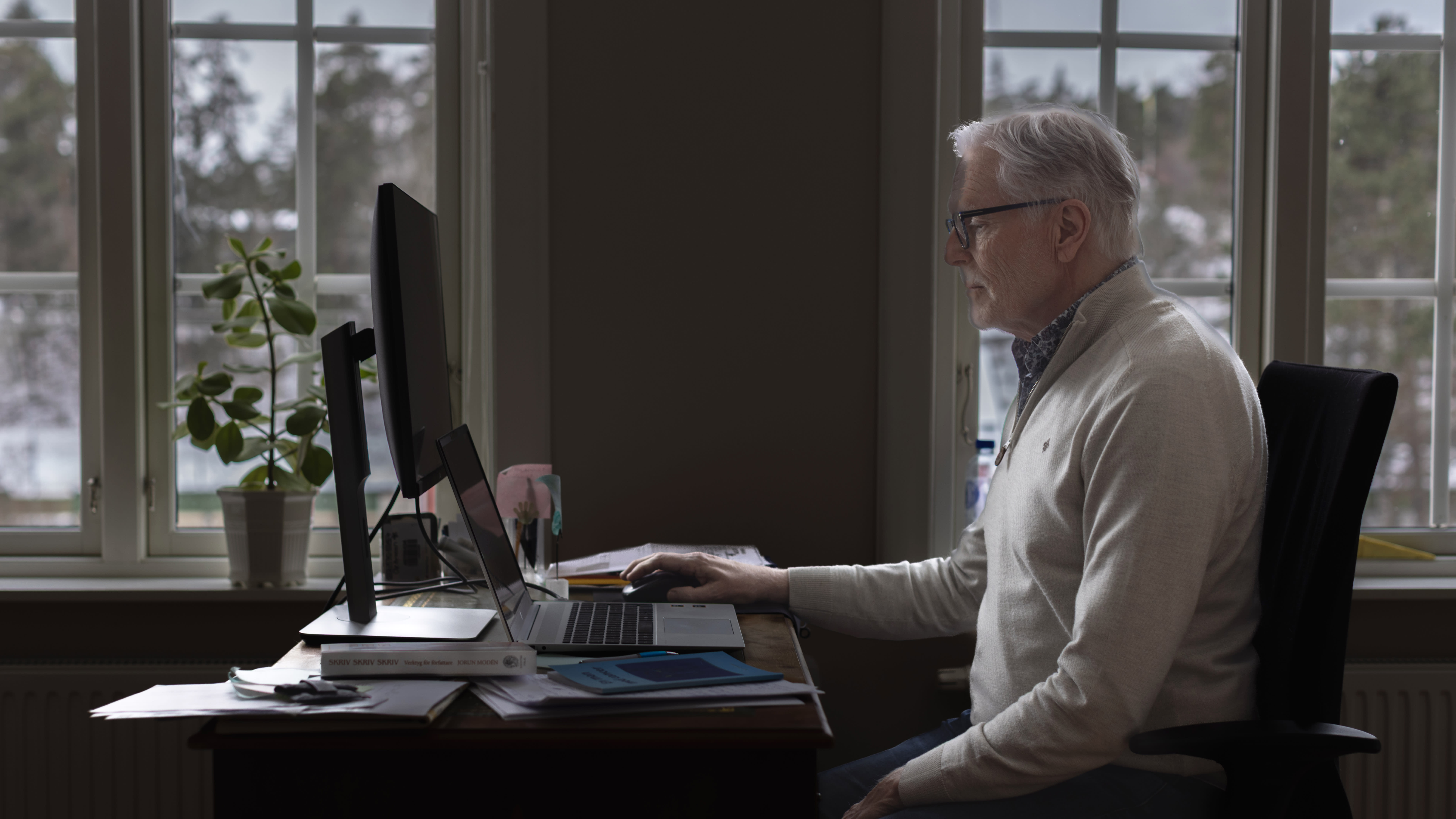 Ole sitter vid ett skrivbord med en dator. Foto: Sanna Percivall.