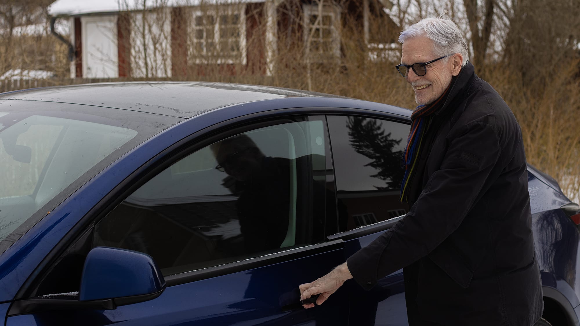 Ole öppnar dörren på sin blåa bil. Foto: Sanna Percivall.