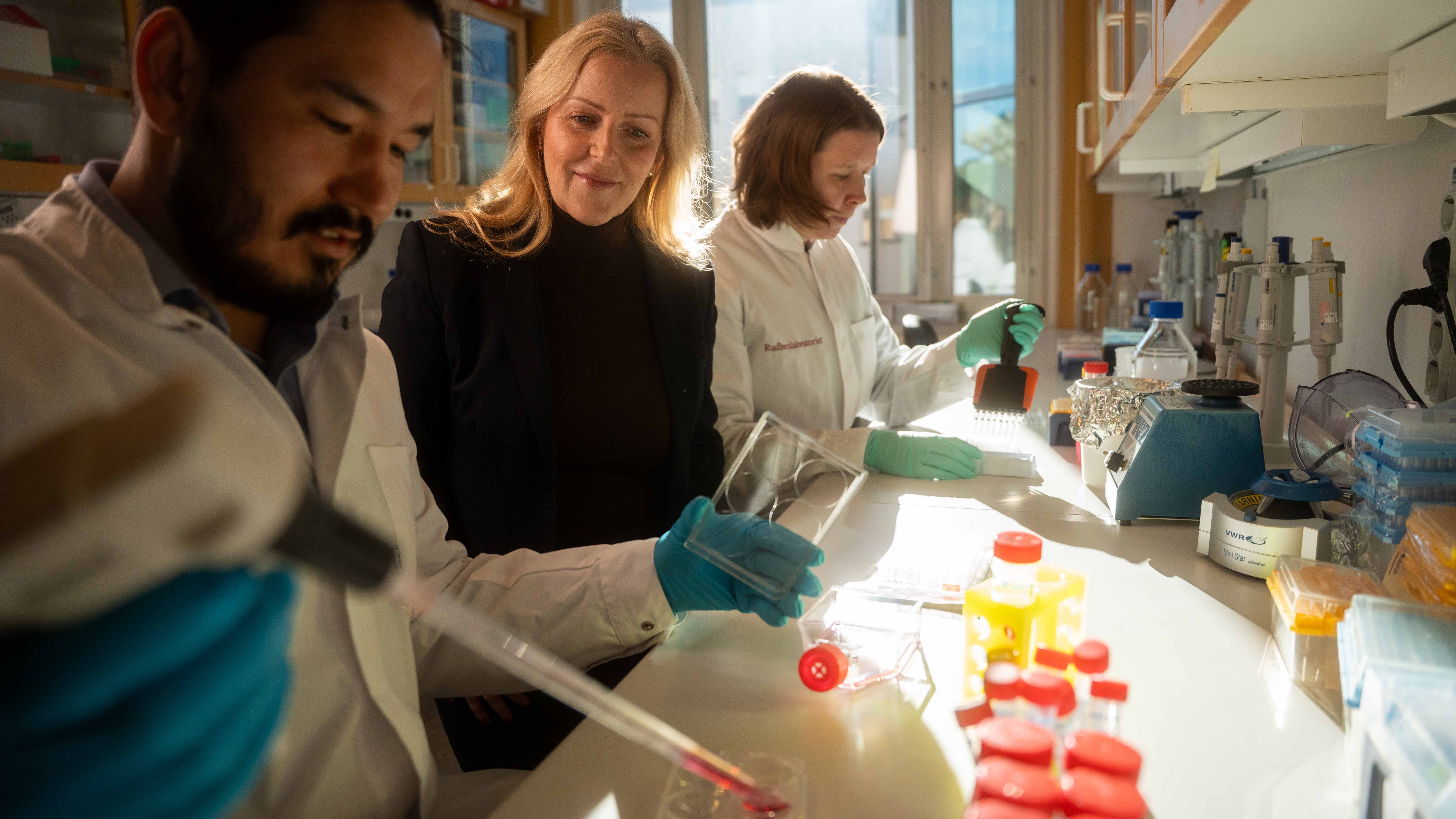 forskare i laboratorium