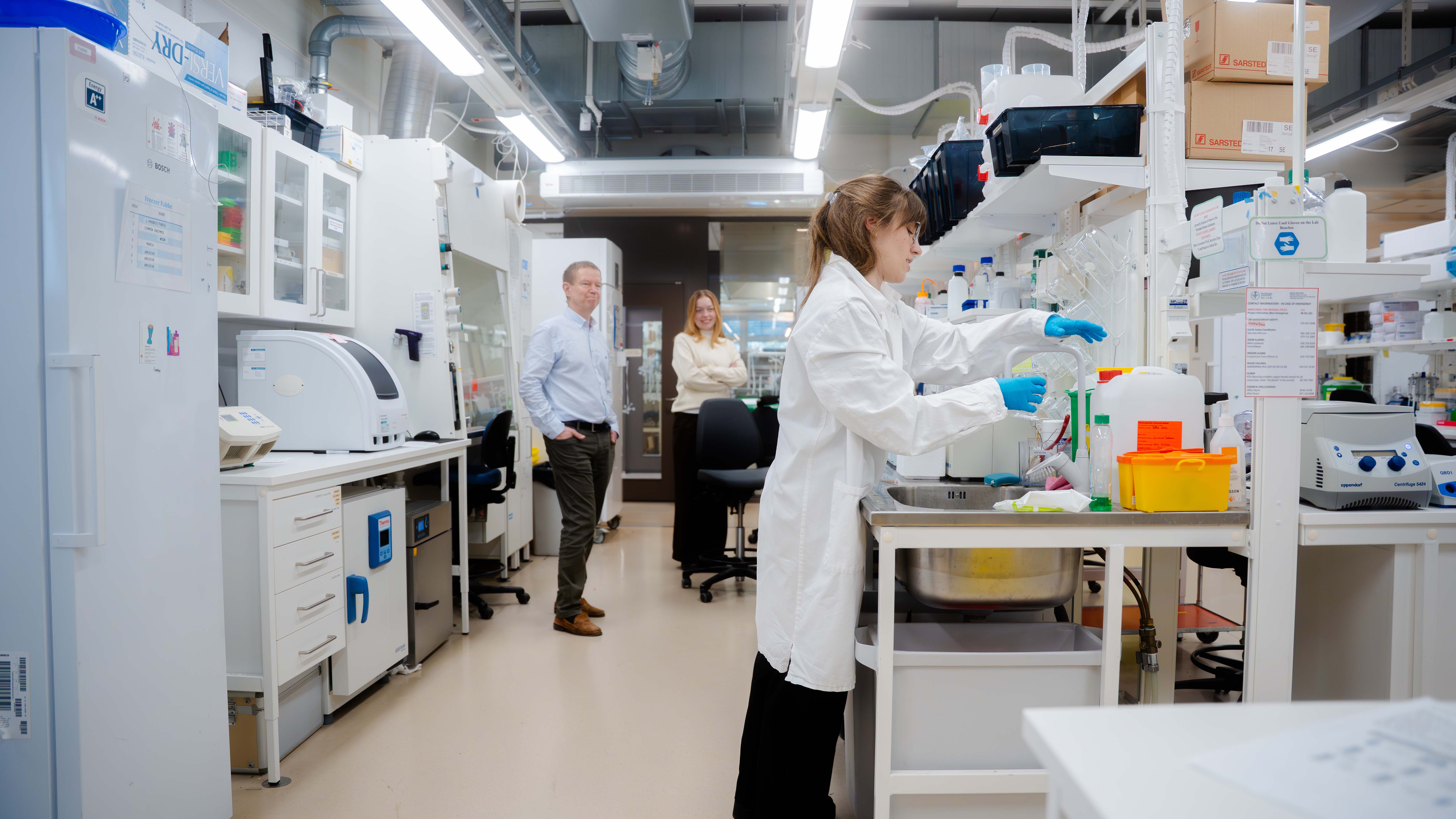 tre personer i ett labb