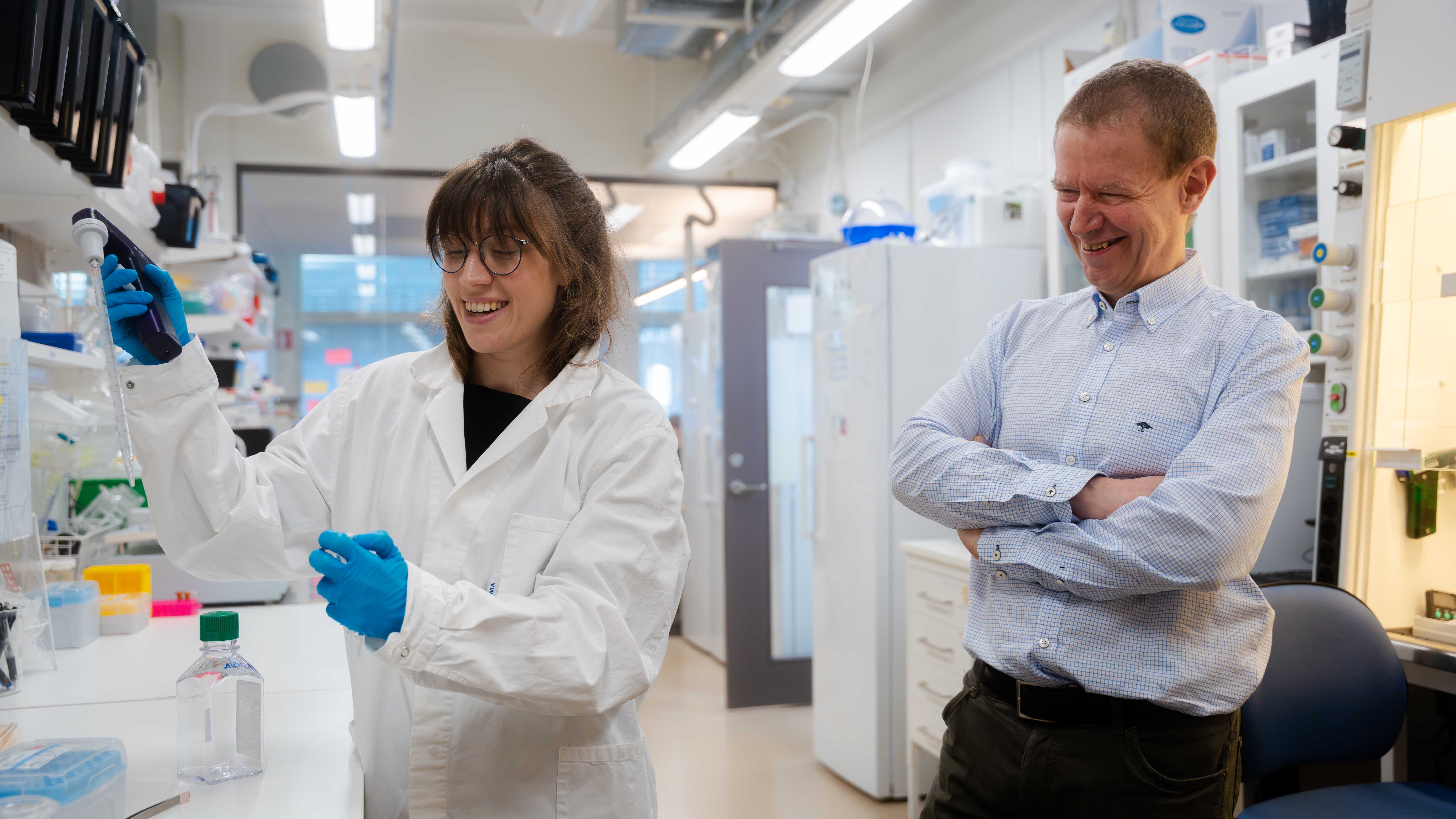 två personer i laboratorium