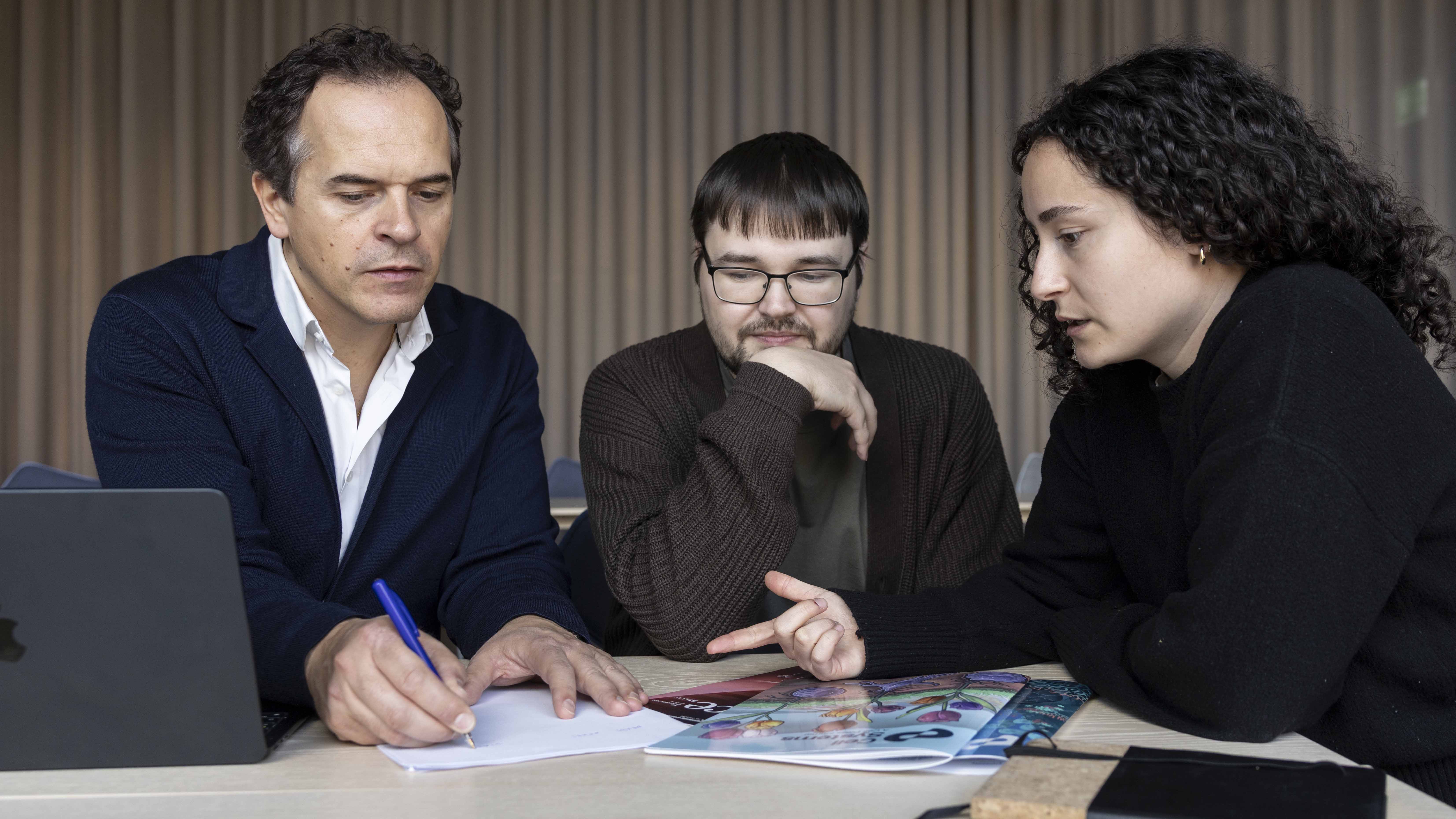 tre människor diskuterar