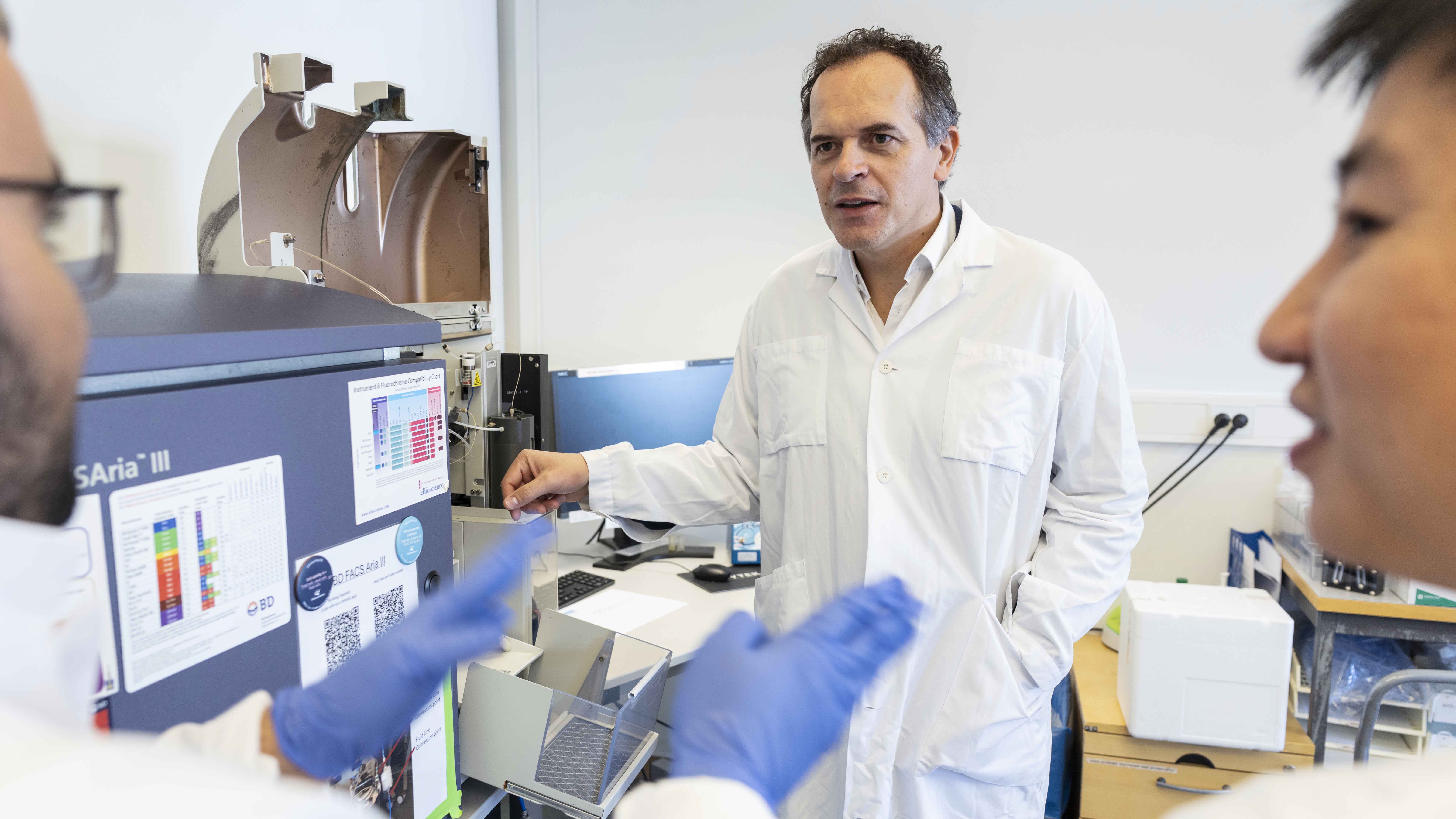 personer i labbrock i labb