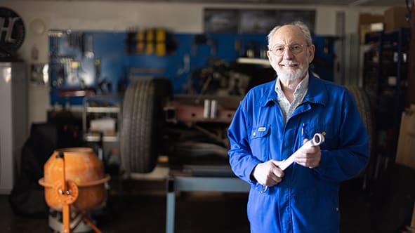 Bosse Bildoktor, äldre man i sitt garage.