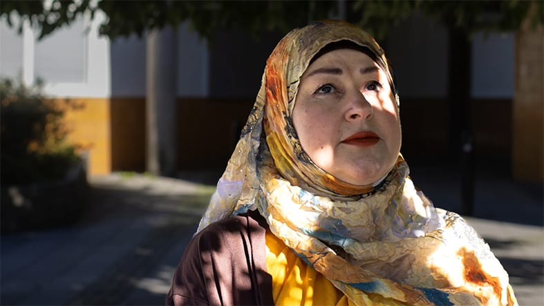 Kvinna med hijab tittar upp mot himlen
