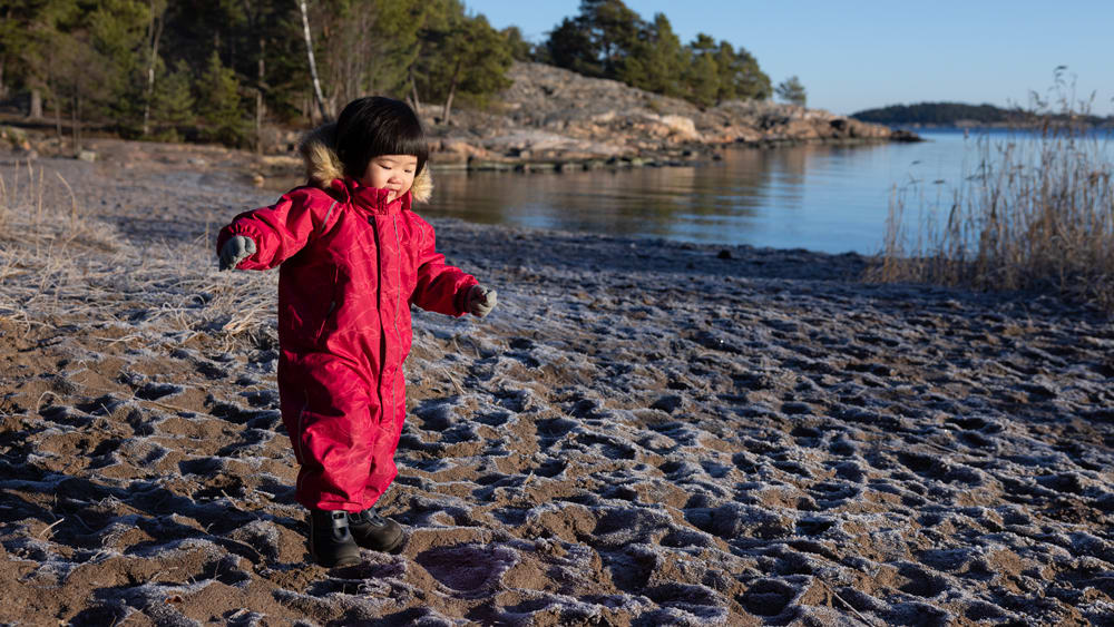 barn på strand