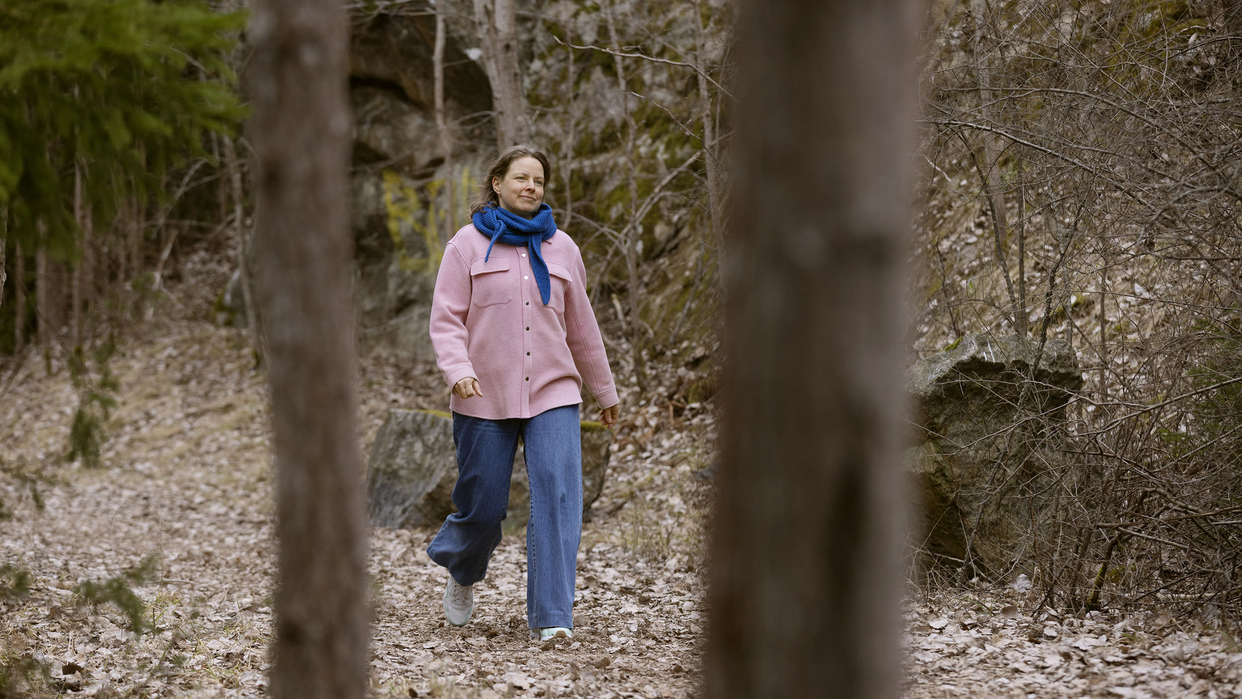 kvinna i skogen