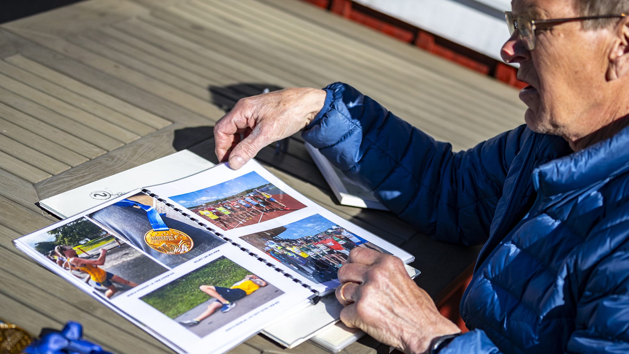 Anders Björkman tittar på gamla bilder. Foto: Tobbe Nilsson.