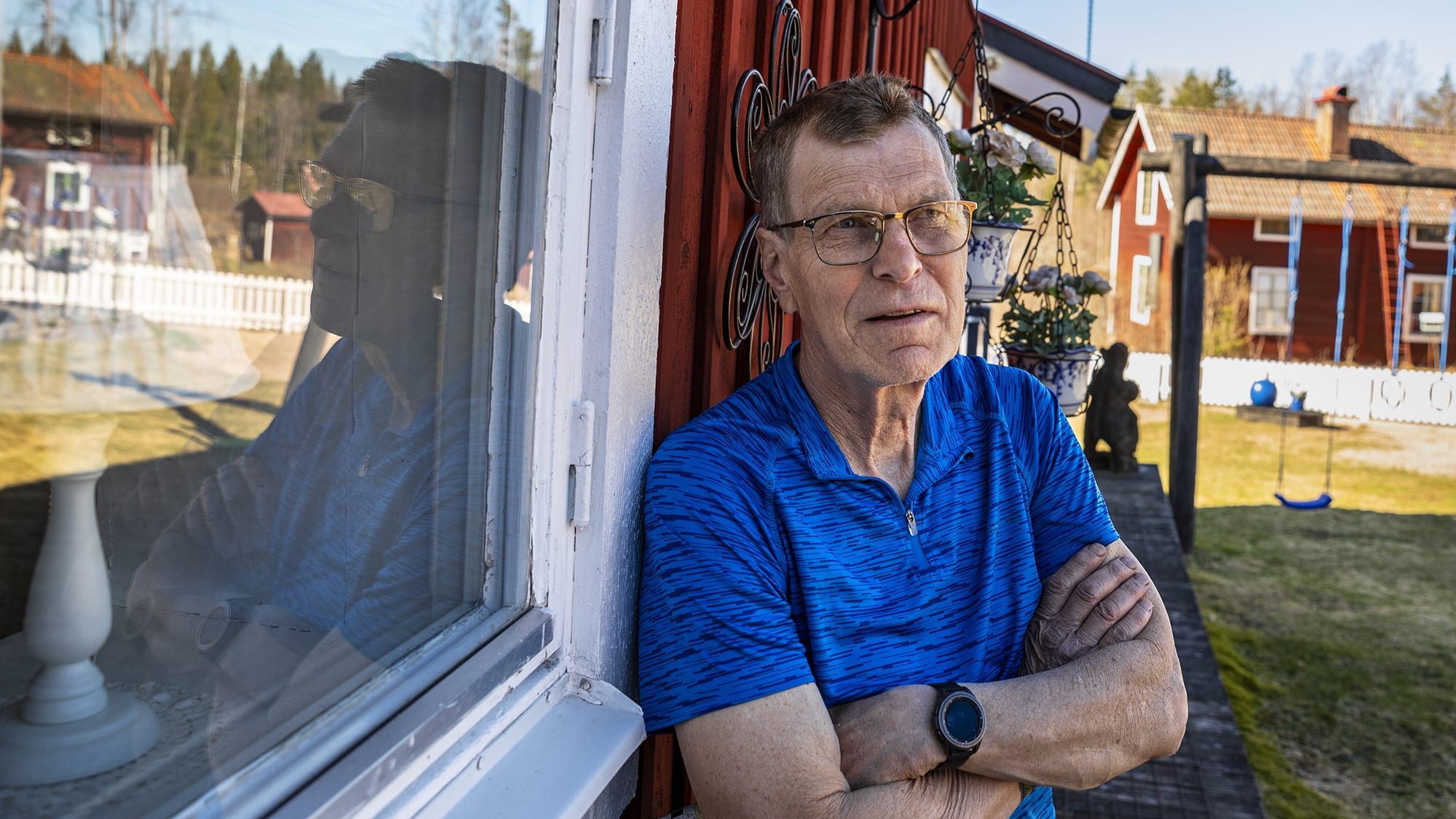 Anders Björkman lutar sig mot en husvägg. Foto: Tobbe Nilsson.