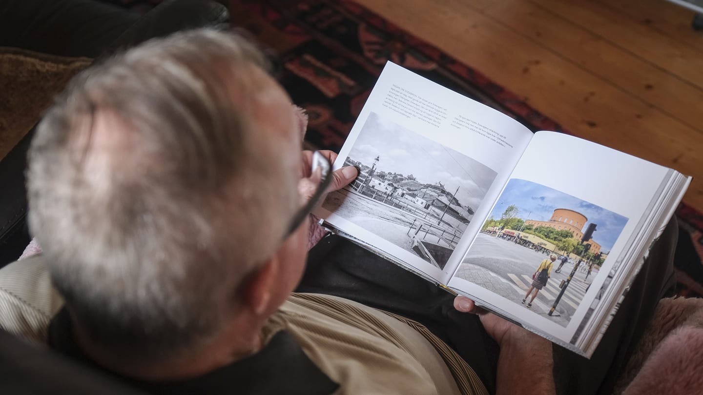 Man sitter och läser en bok