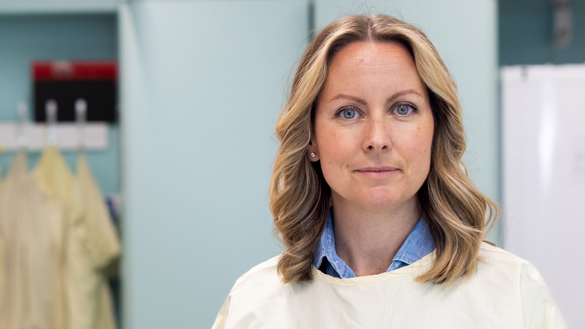 Kvinnlig forskare i labbmiljö